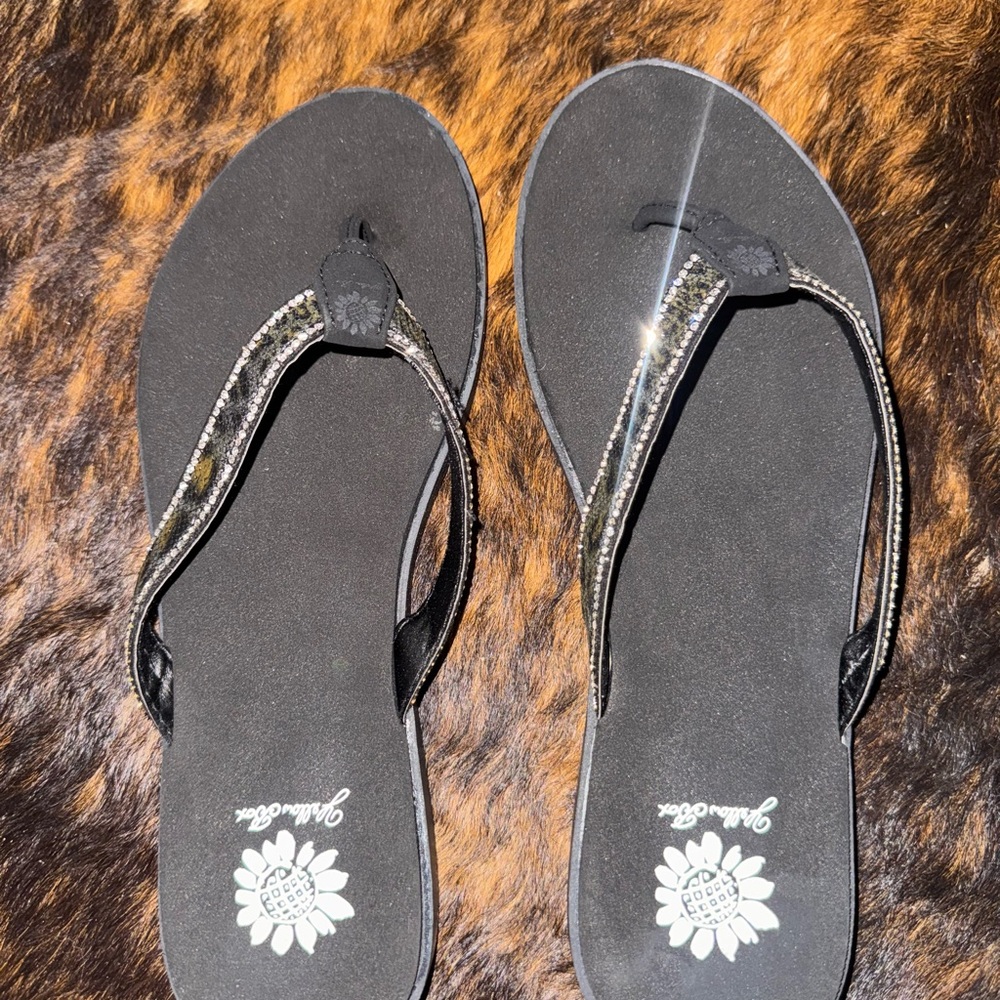 Havaianas Black and Silver Sandals with Classic Thong Design